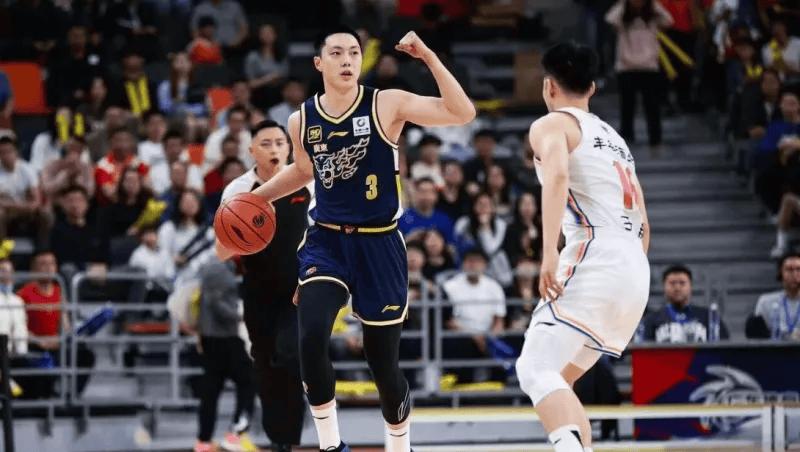 胡明轩26分，奎因36分11篮板，广东104-76大胜四川止连败

今晚广东客场