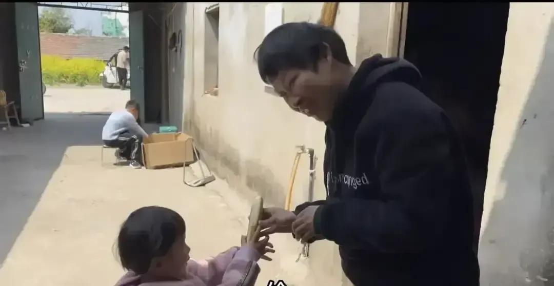 梦秋以前说话软软糯糯，镜头里连吵架都带笑，最近却对着弹幕拍桌子吼，嗓子劈叉那一下