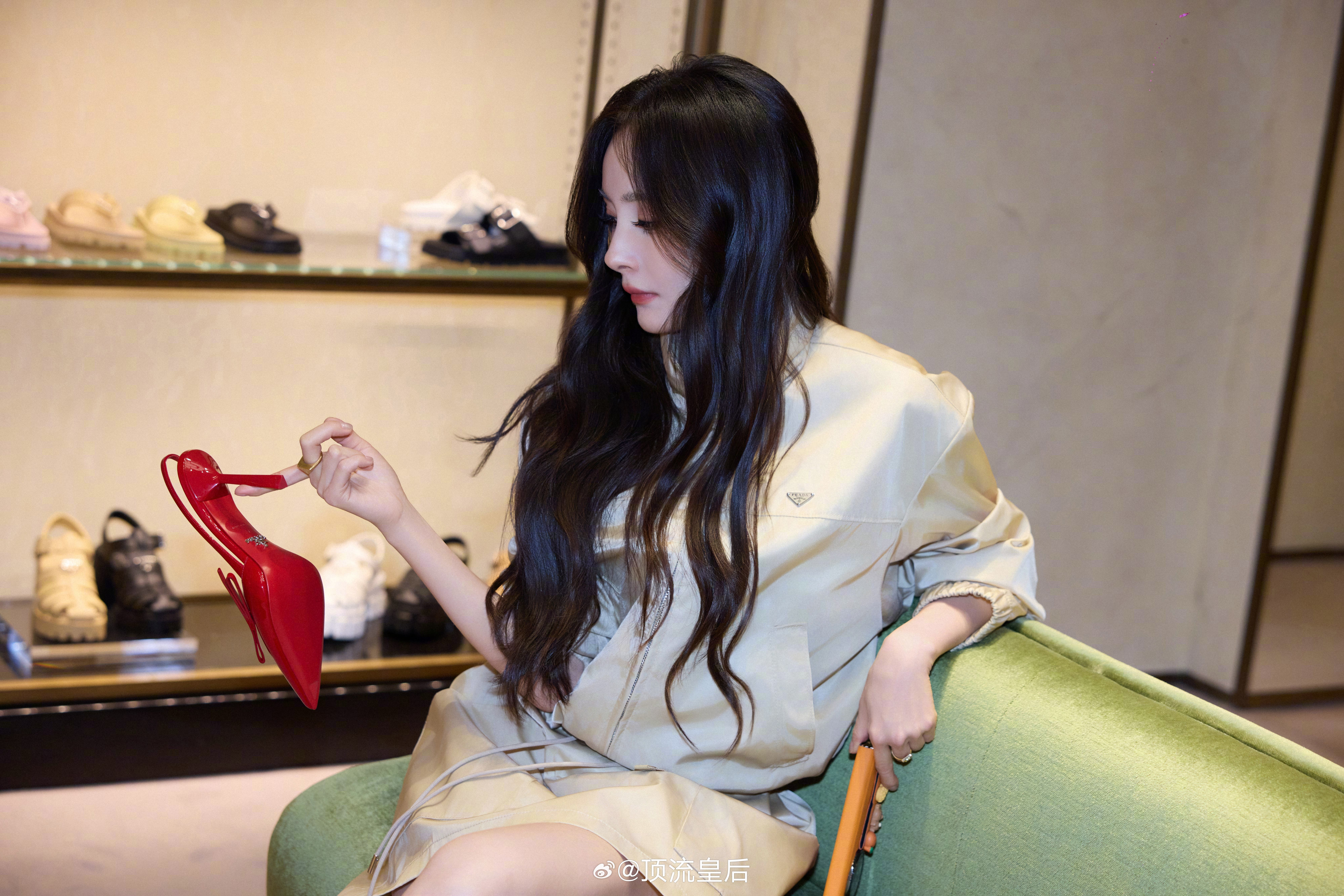 Prada代言人杨幂在杨幂和Prada身上看到了代言人和品牌方的互相成就。一边是