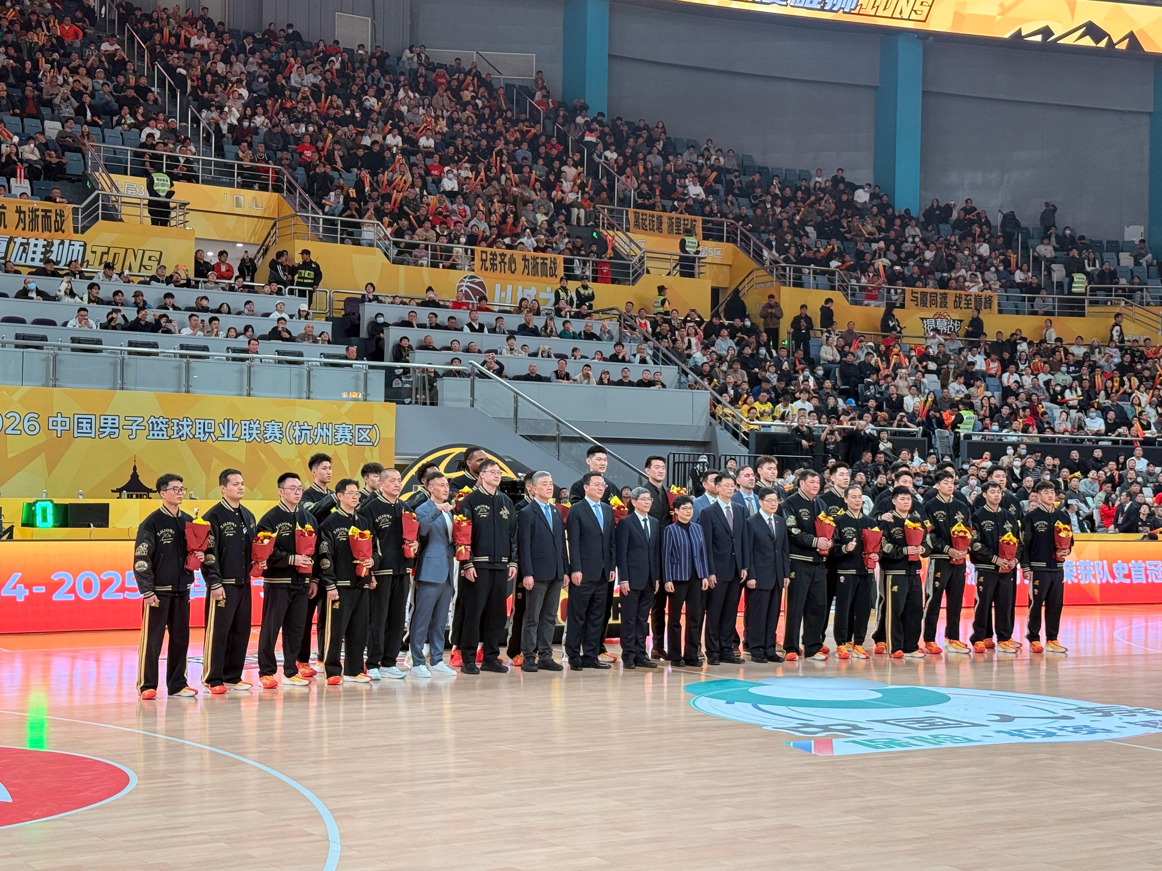 浙江广厦领取了他们的第一枚总冠军戒指，升起了他们的第一面总冠军旗帜 