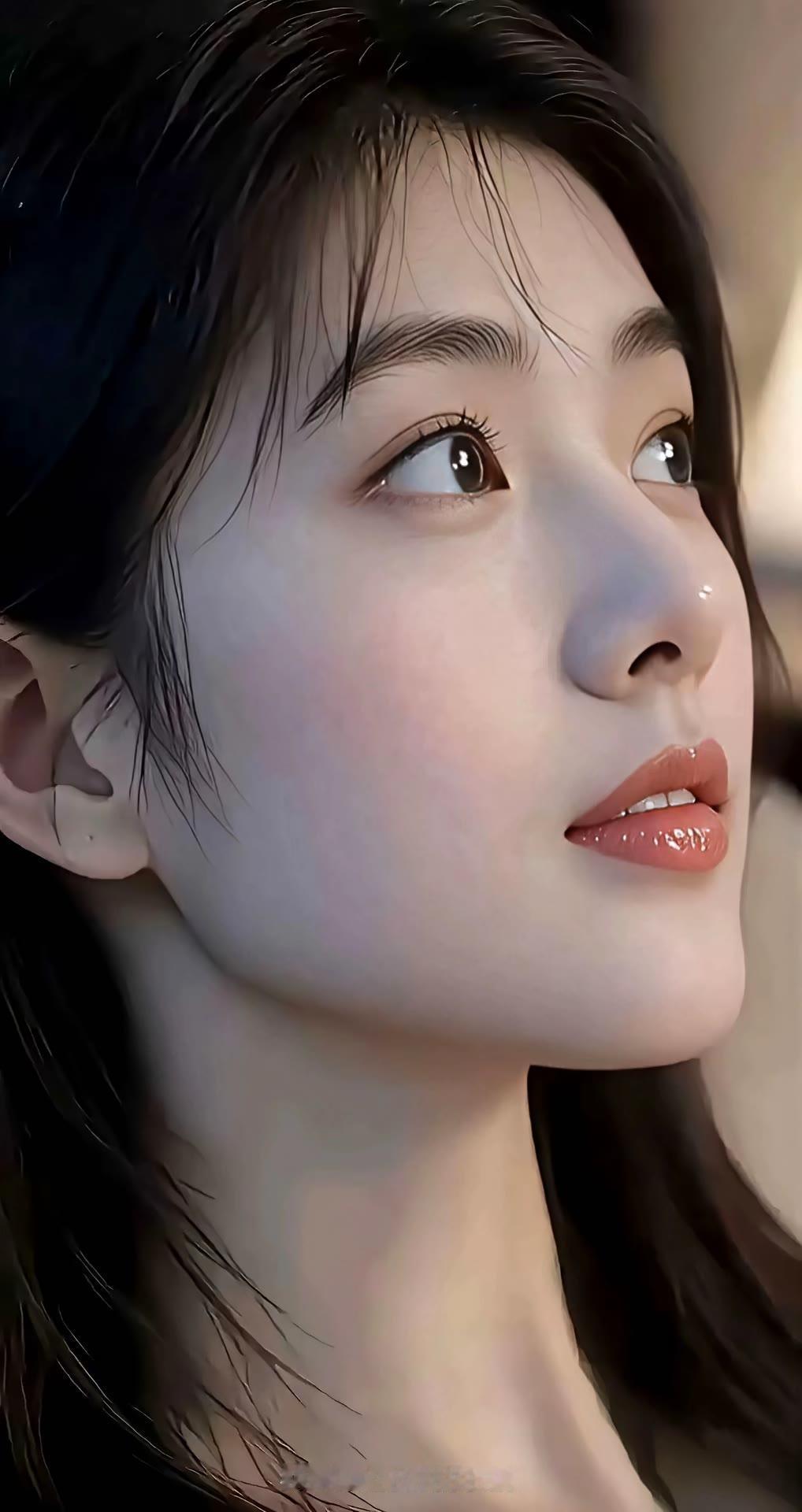 温柔眼神，动人微笑，完美侧颜，女神范儿十足！