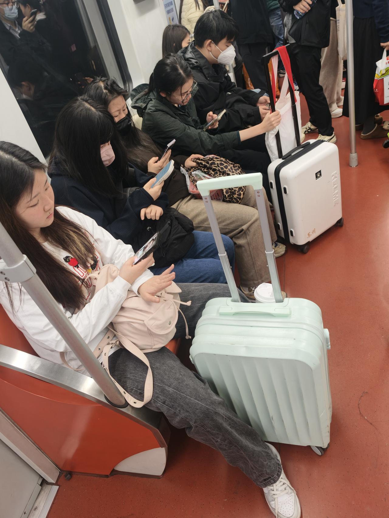 这年轻漂亮的女孩子，也不像女大学生啊，难道是新来上海的年轻打工妹吗？现在上海工作