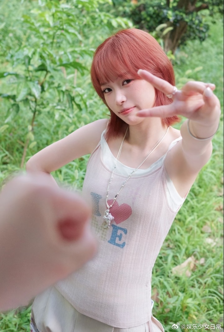 我家那闺女 陈妍希黄灿灿这步棋走得挺狠。粉发是黄灿灿的互联网显眼包标签，染黑等于