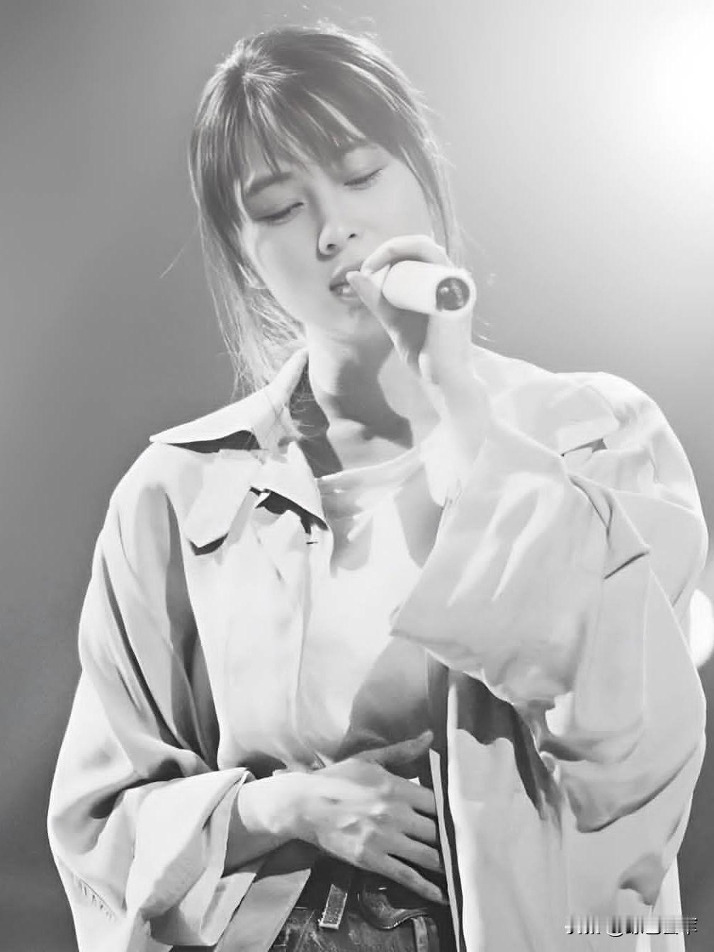 你还记得吗？
那个一生只公开亮相7次的女人，坂井泉水。
世人都叫她国民姐姐。
3