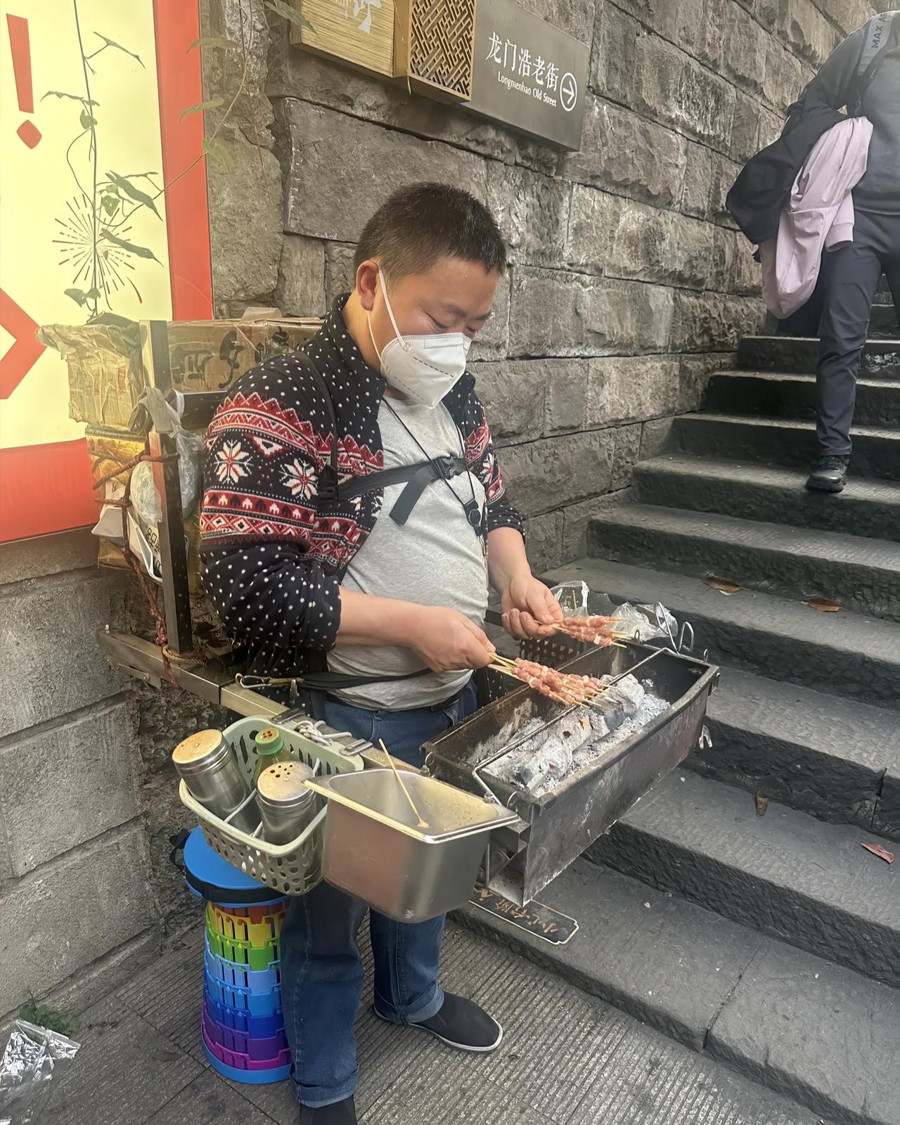 强者从不抱怨环境，看到他背着碳炉，心里五味杂陈，又重又热又熏人，生活不易，但总有