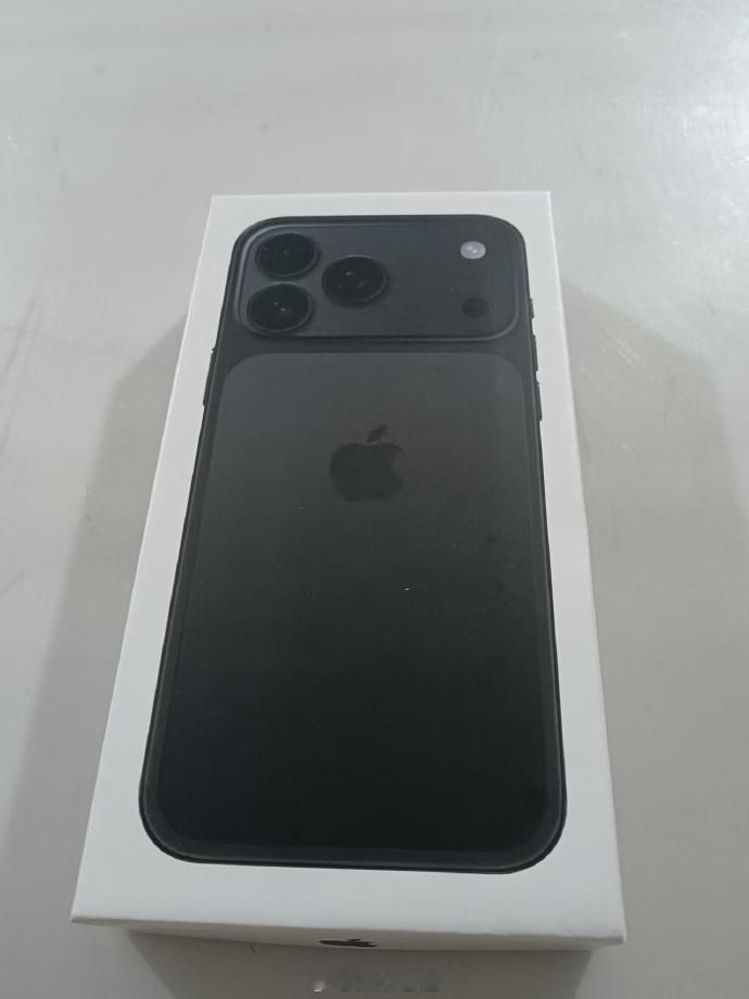 海外网友曝出了在深圳进行跌落测试的 iPhone 17 Pro 真机，打假了之前