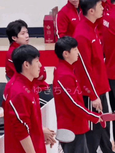 扭头👀鼓掌👀 