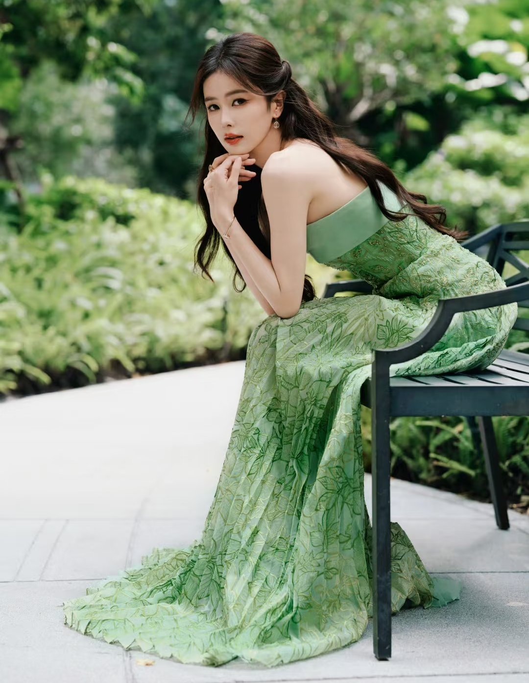 绿色抹胸长裙穿搭的白鹿，气质优雅，美美哒～ ​​​