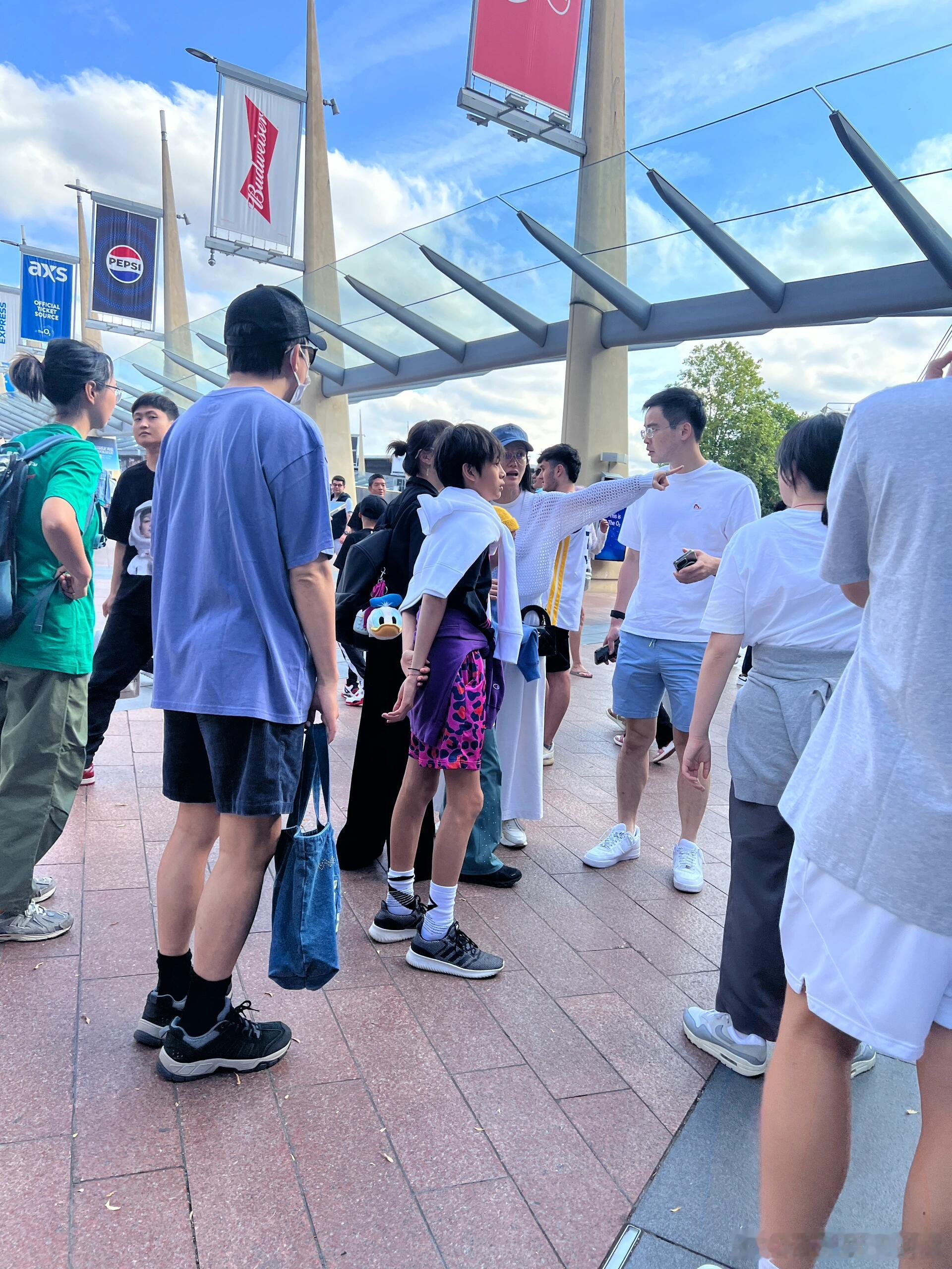 英国偶遇邓超孙俪一家，12岁等等和孙俪一样高很帅，小花坐在妈妈怀里看球赛好有爱。