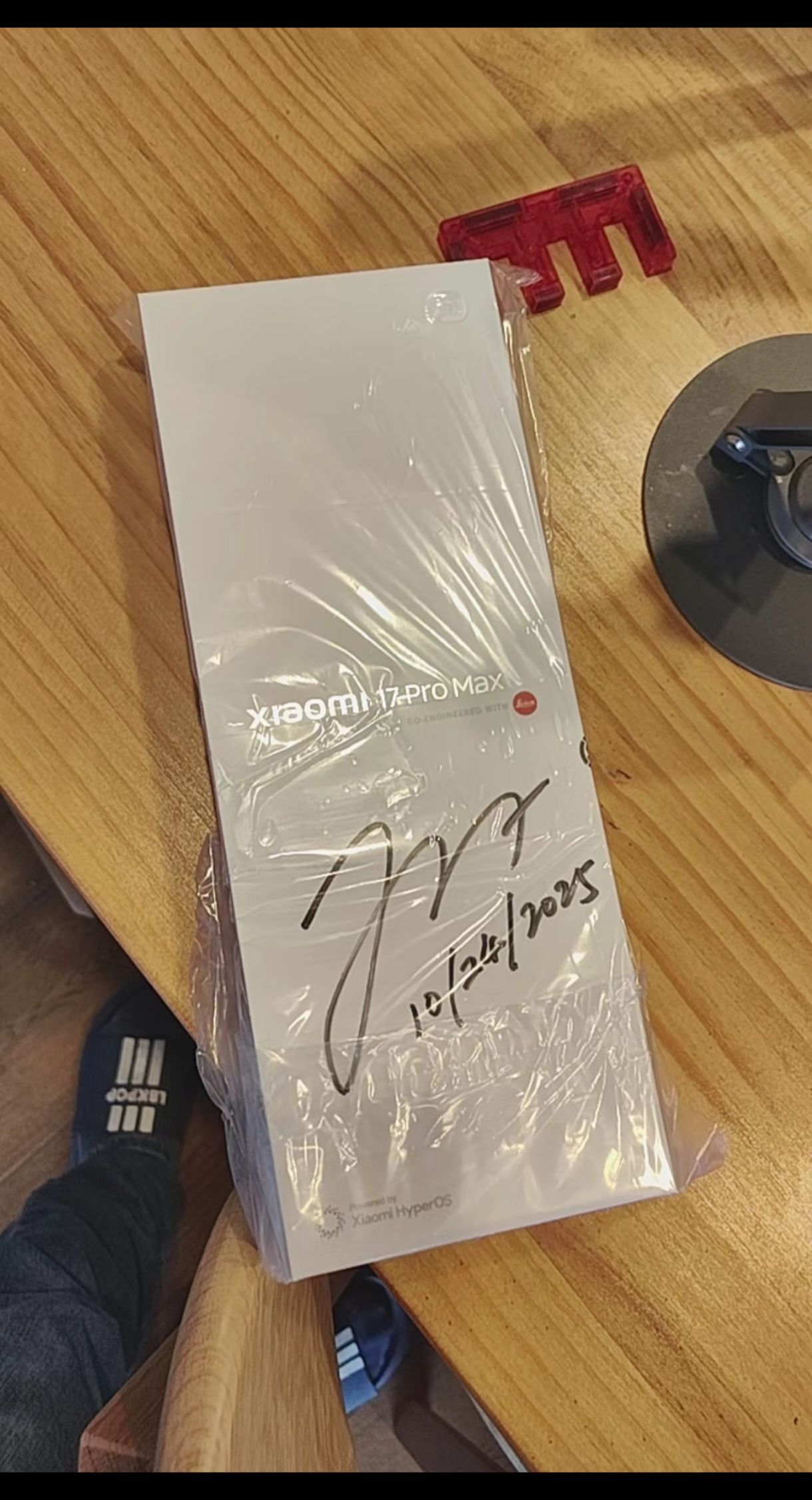 雷军签名版的小米 17 Pro Max ，闲鱼卖1.8万，当信仰和情绪价值的加持