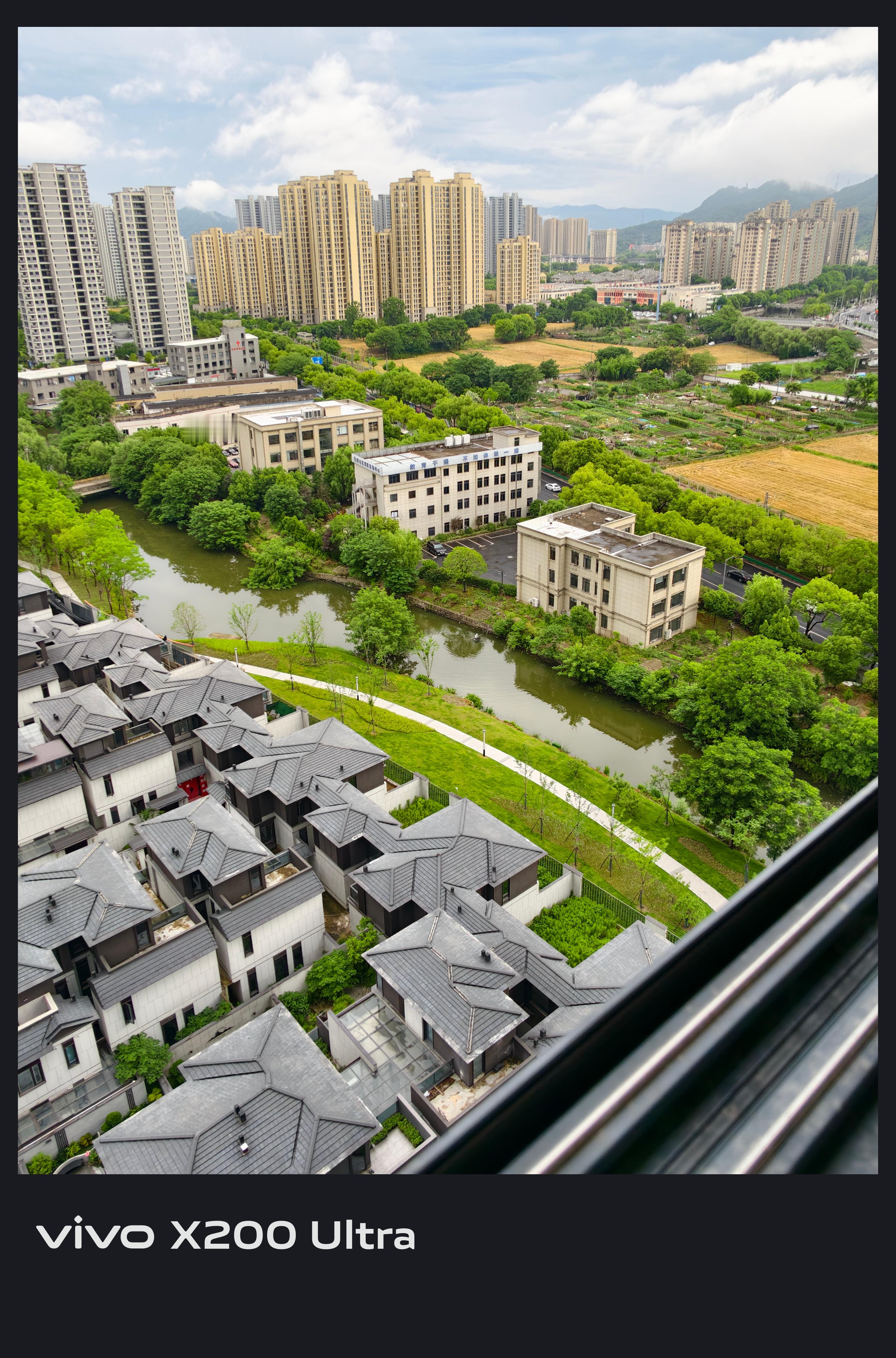 又是坐月子在窗边摸鱼的一天～这个小河到底有没有鱼，是我一直好奇的问题。今天看一个