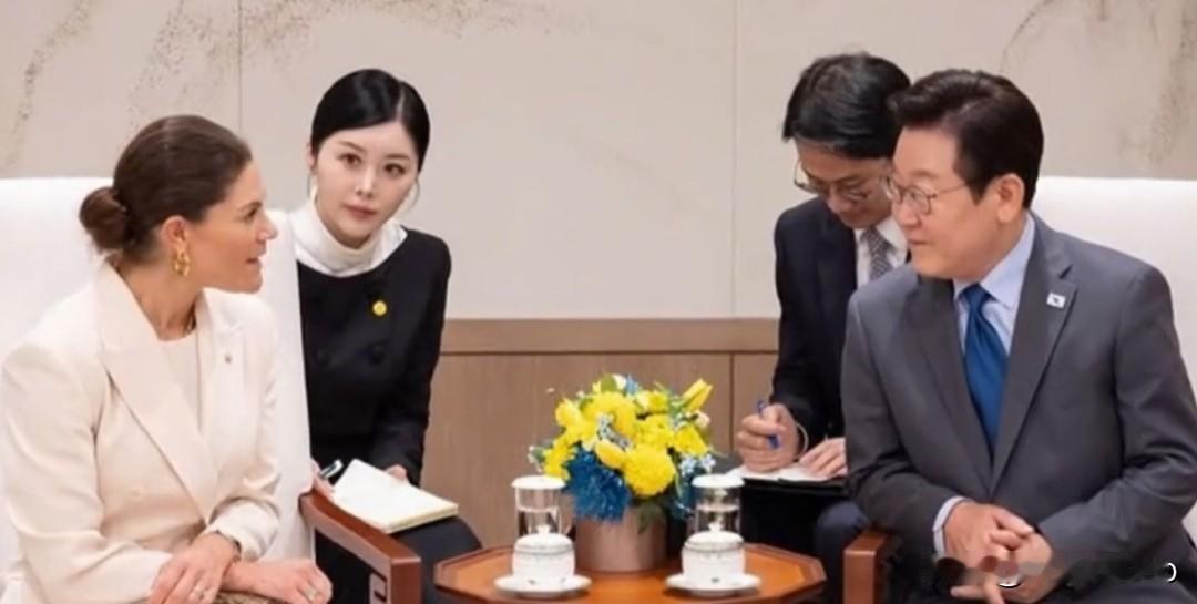 颜值实力双在线！李在明身边这位42岁翻译小姐姐，高中托福满分还精通多国语言。
 
