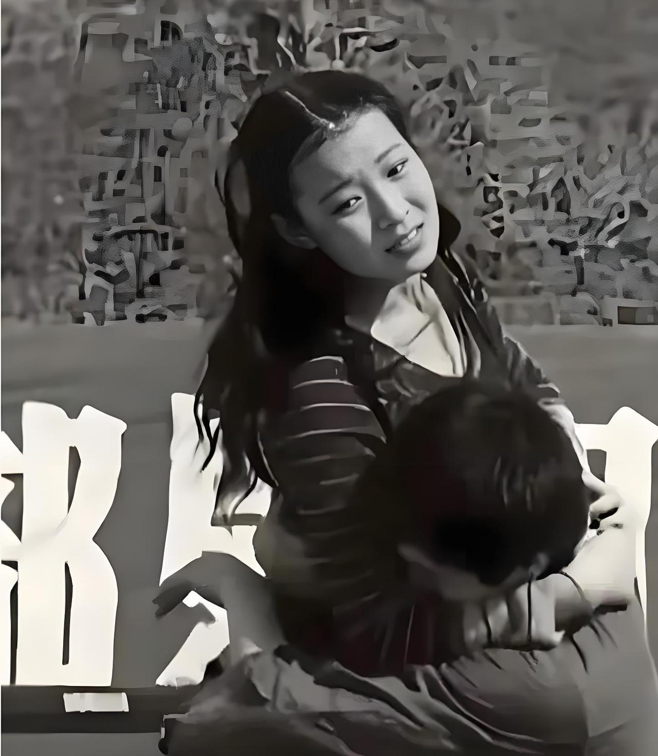 网上有张老照片我看过很多次，一个女演员张开手臂，抱着一名年轻战士。很多人以为这只