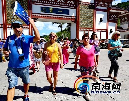 #俄罗斯人挤爆三亚#最近，三亚迎来了大量俄罗斯游客，社交媒体上不少游客感叹“完蛋