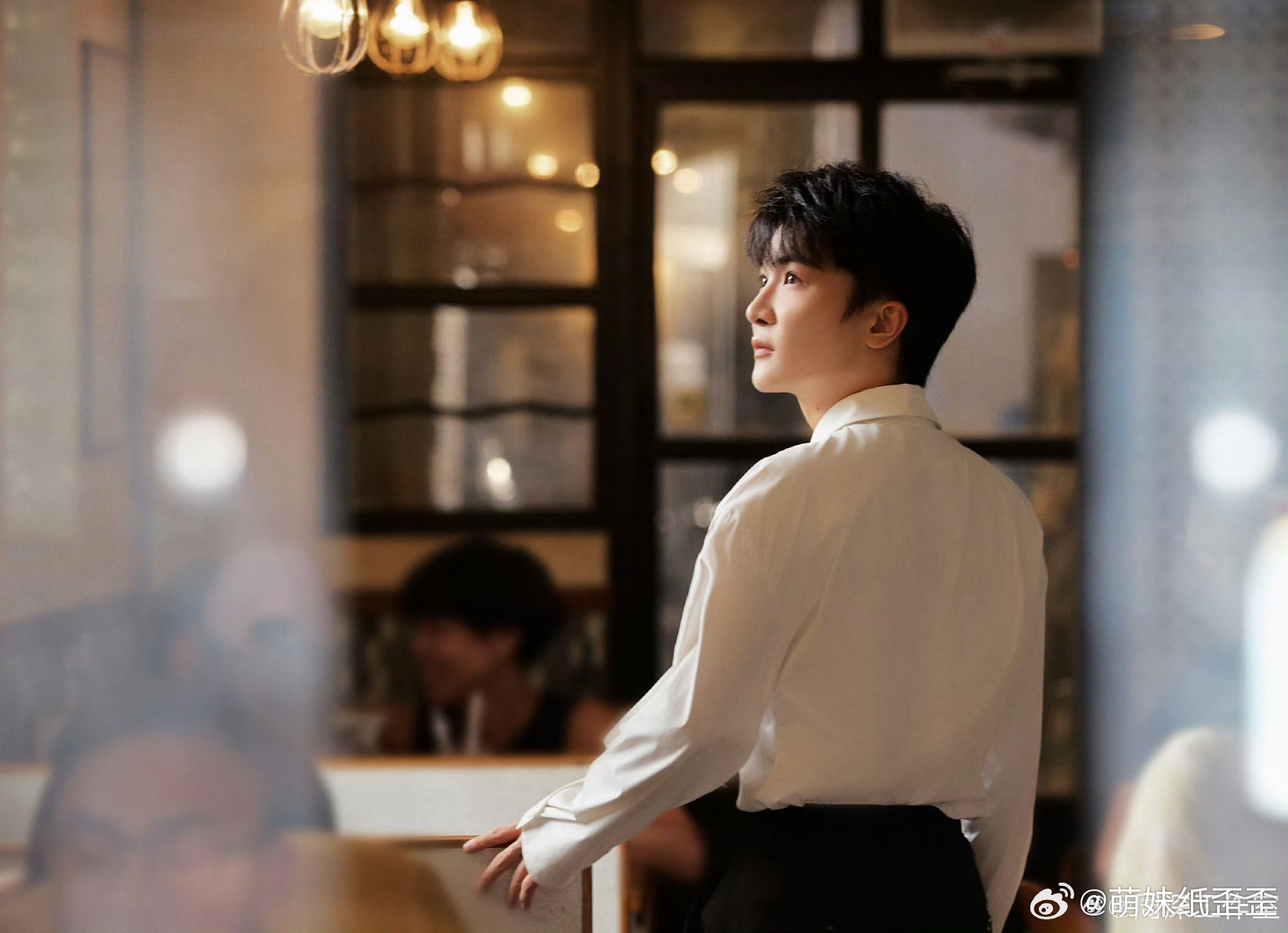 周深微博之夜加速器给周深的新年心意 🔹黑暗的时候记得开灯就不黑啦，别老往黑暗的