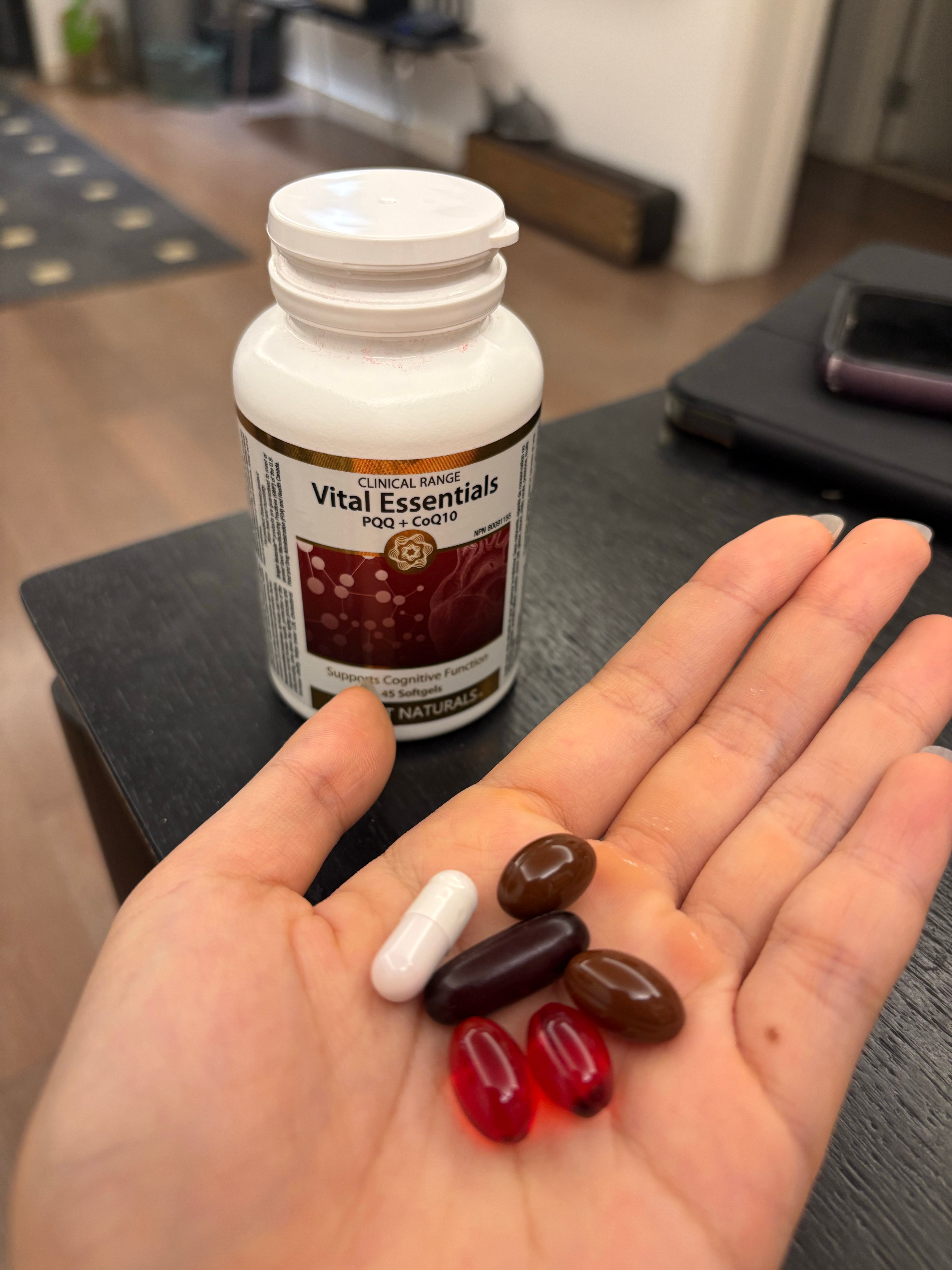 每天晚上的胶囊补剂打：PQQ、磷虾油、叶黄素。补细胞能量，抗炎补脑，保护眼睛。 