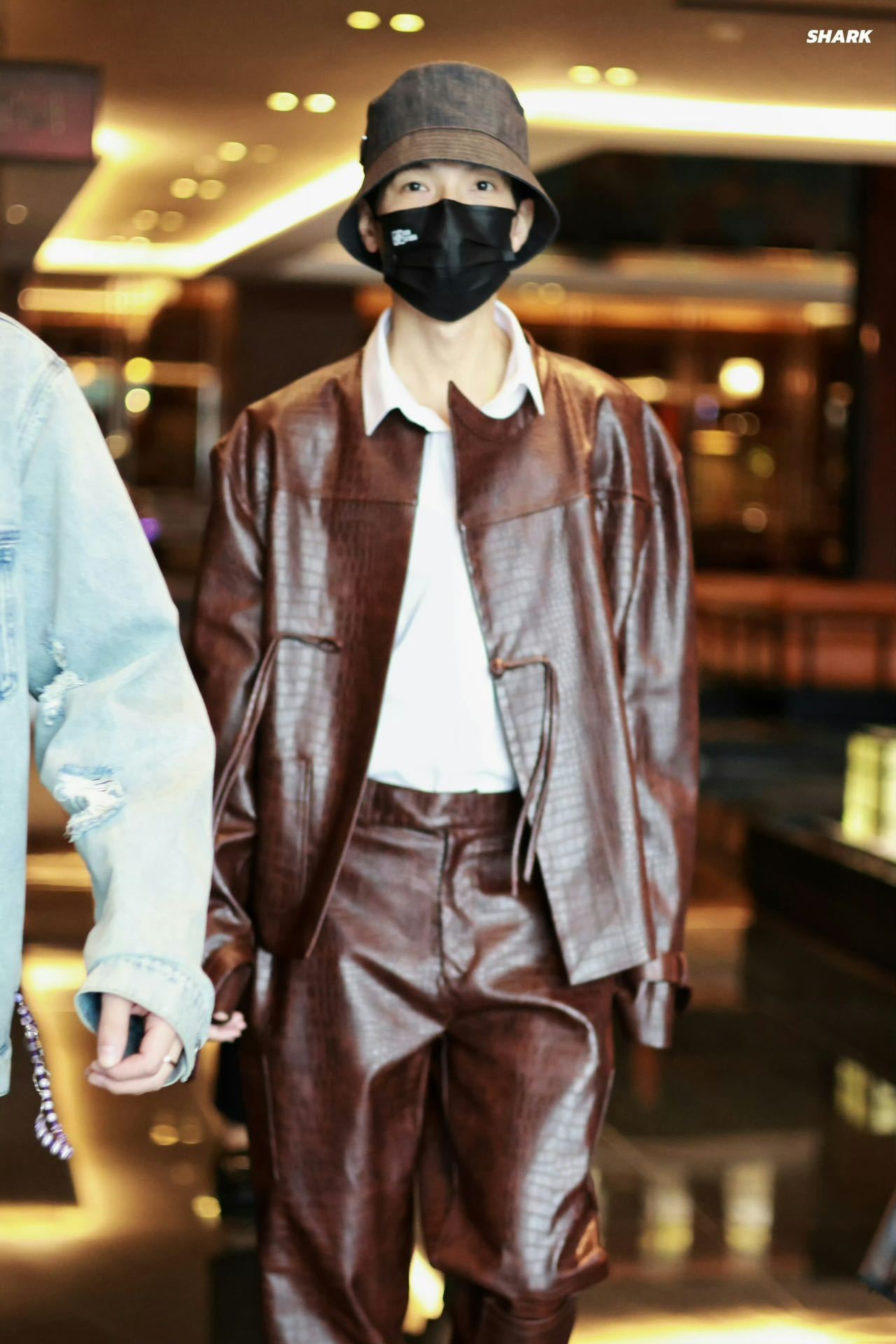 陈楚生歌手2025联排上班陈楚生新中式皮衣look​​​