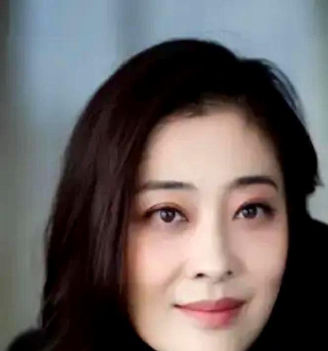 夜幕降临，一盏昏黄的灯光下，有人在细心地对完剧本台词后，又轻手轻脚地煮上一碗面。