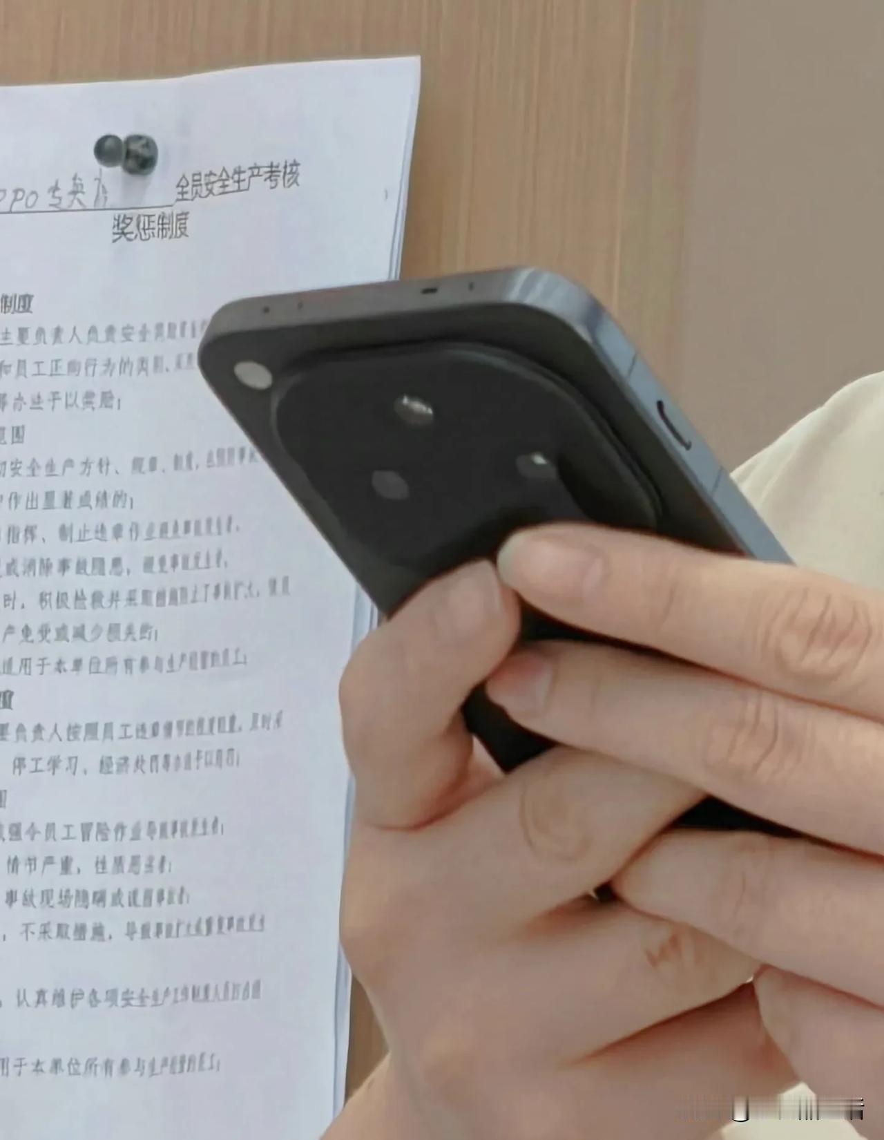 OPPO ​Find X8 系列真机照片遭泄露:采用后置大圆镜头模组+金属直角中