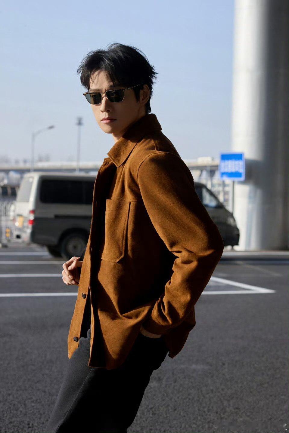 魏大勋出发巴黎时装周机场路透，不知道魏大勋的身材反正很曼妙