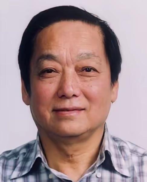 1989年，53岁的韩美林被前妻抛弃，心灰意冷，对外说自己再也不结婚了。然而，2