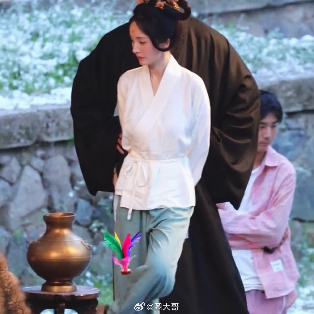 真以为杨幂在踢毽子差点以为杨幂可以盲踢毽子 哈哈哈哈哈哈要被杨幂粉丝的脑洞笑不活