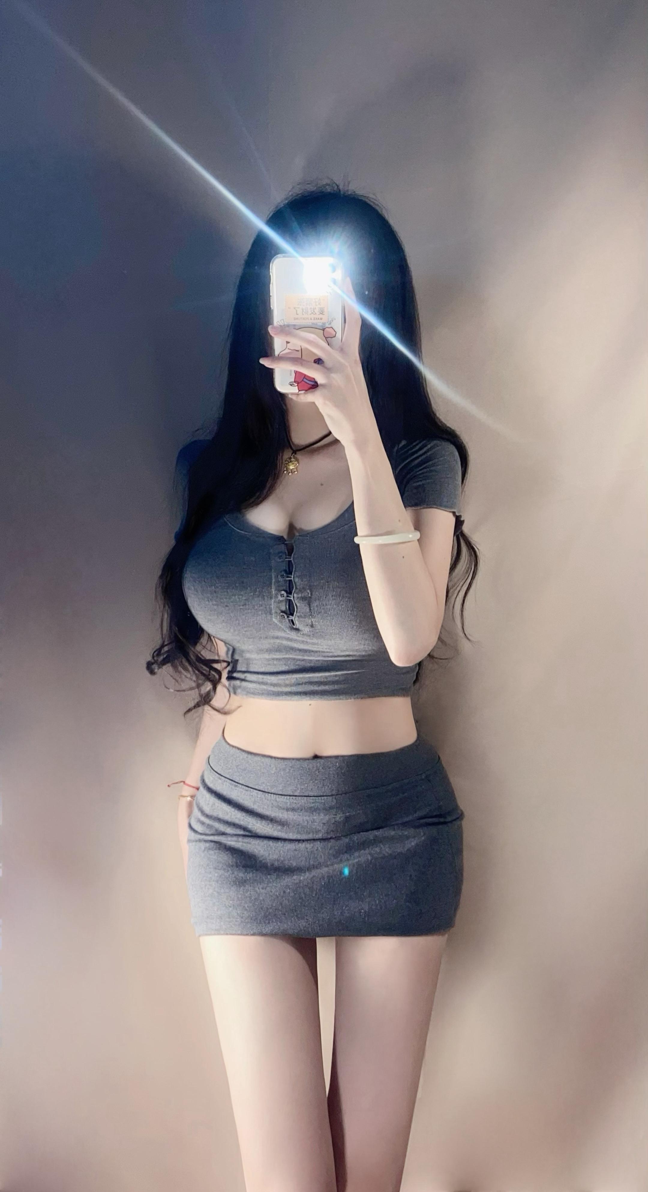 明艳的女人欲望写尽 微微皱眉也是情调