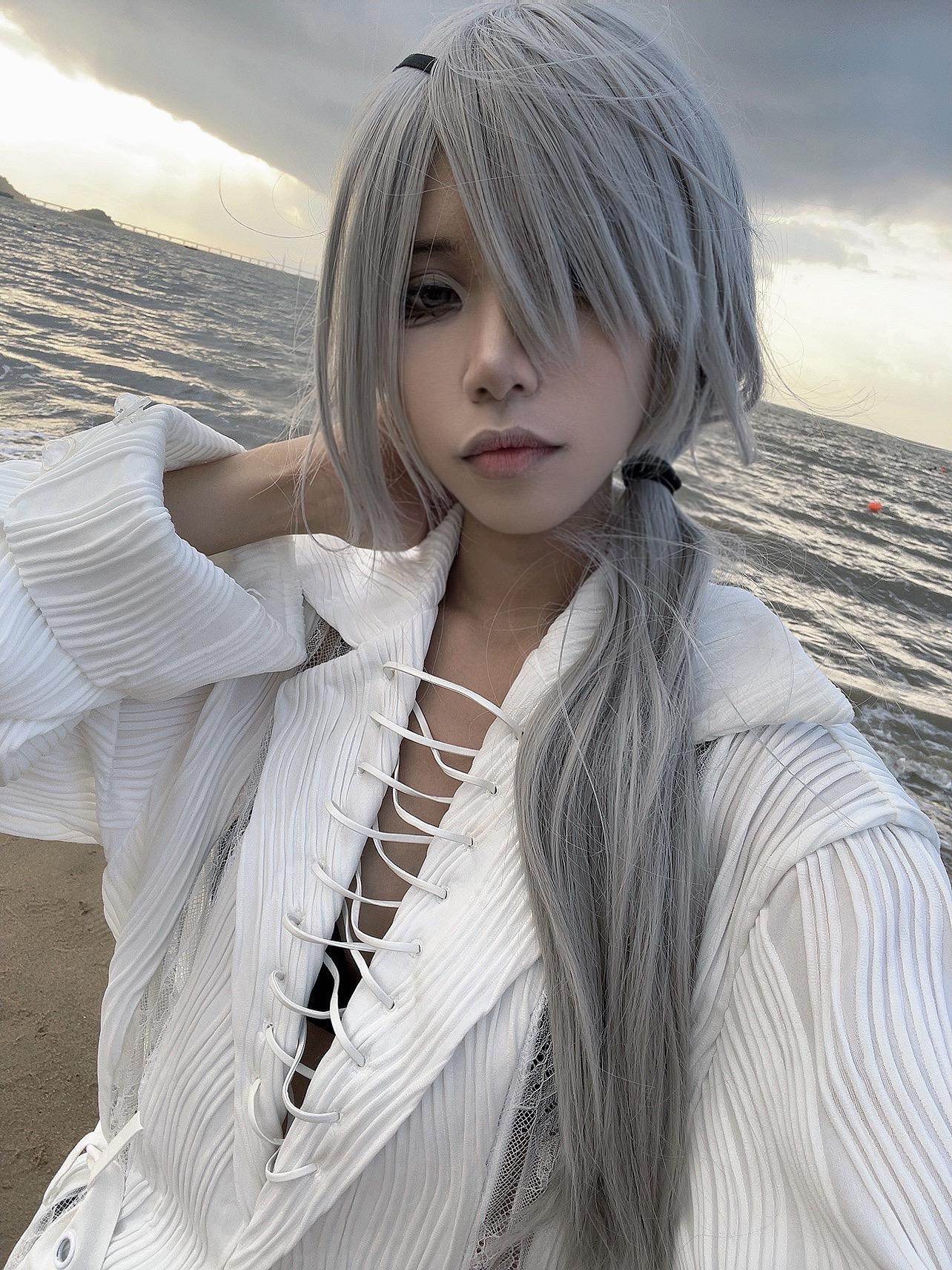 银发女人在海边。