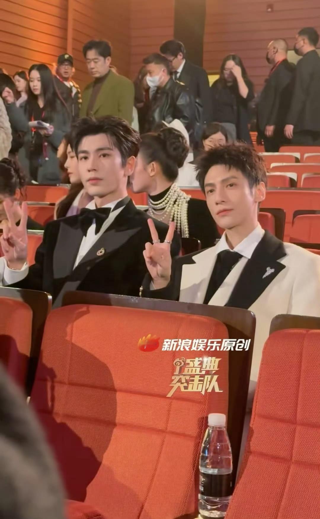 罗云熙张凌赫微博视界大会两大帅哥同框，好帅啊！ ​​​