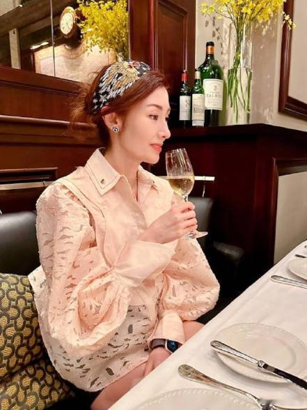 日本购物偶遇李嘉欣日本偶遇李嘉欣 鼻子整容失败？明显是歪的~ ​​​