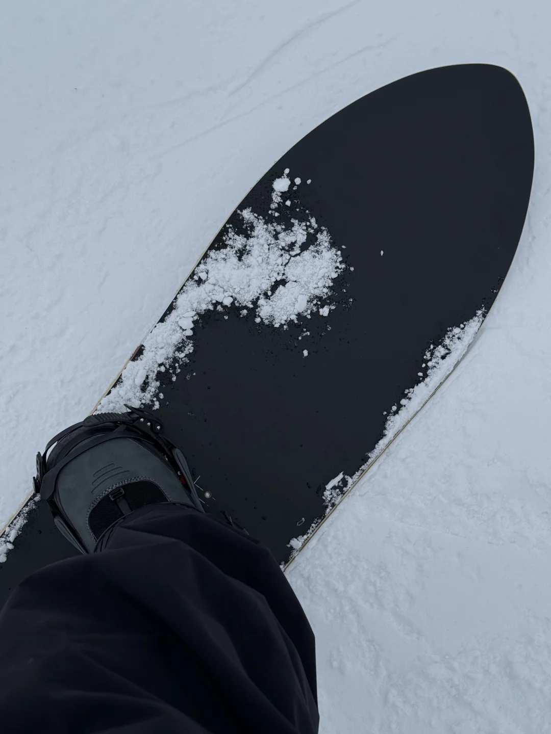 正经人谁一身黑滑雪？