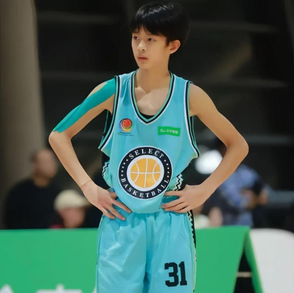 邓超孙俪14岁儿子等等打篮球获亚军！
11月28-30日上海举行的篮球锦标赛上，