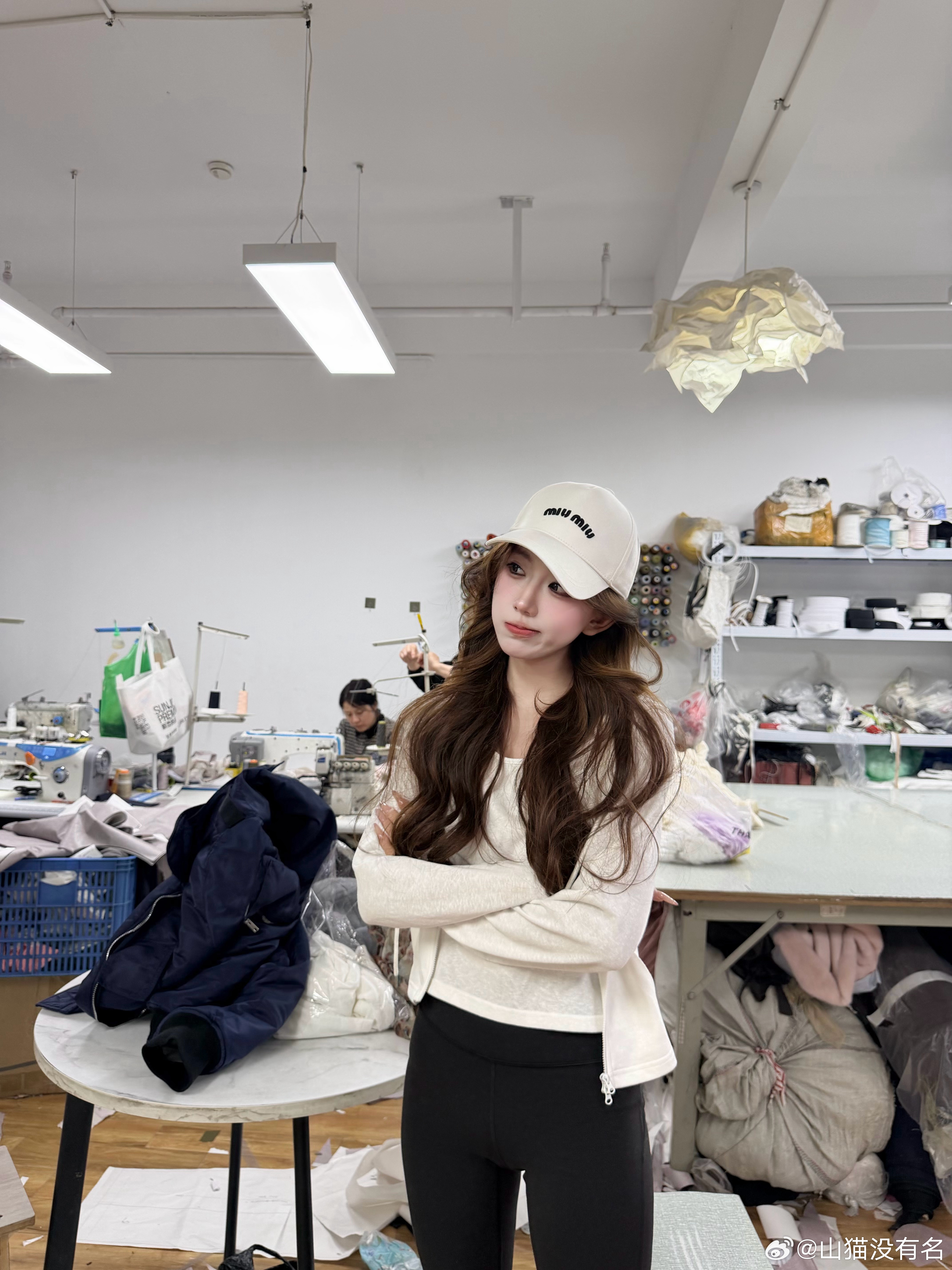 透一下 计划四月中旬上新哦  今天又去工厂改样衣了这个爆火的豹纹面料 我有惊喜哈