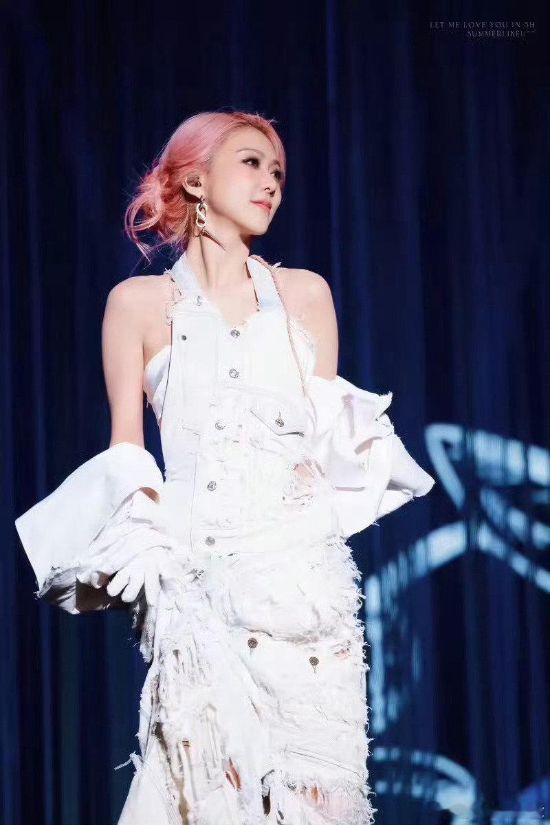 薛凯琪 在逃女团门面薛凯琪小姐姐完全就是女团门面啊啊啊白裙粉发太漂亮😻 ​​​