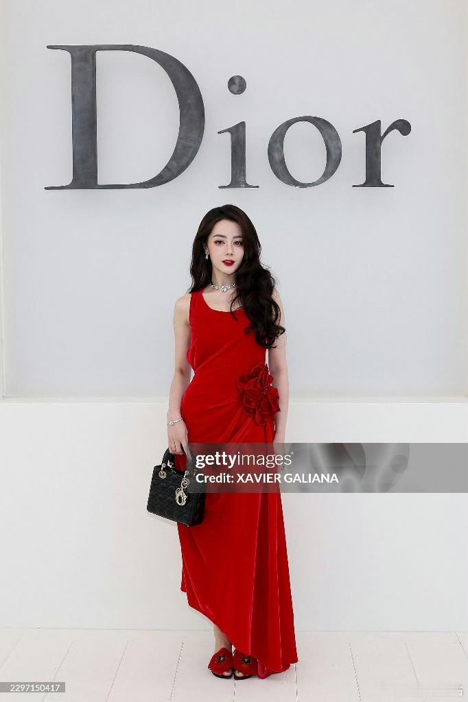 Dior大秀 热巴红裙G社生图。追着昨天那个红水桶鲨啊[doge]迪丽热巴 明艳