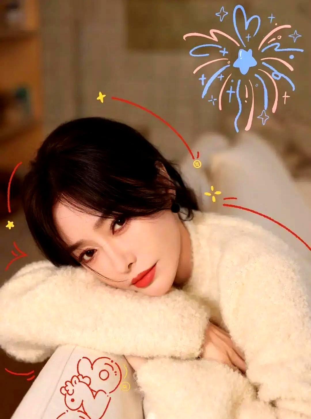 深夜刷到那段节目回放时我也被震了一下屏，秦岚在圆桌访谈里笑着说自己“袜子塞枕头，