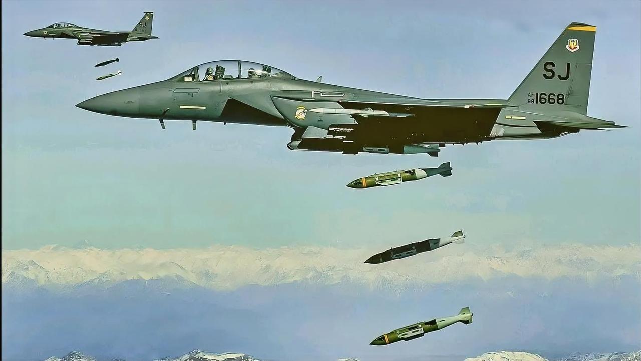 这是美国空军F-15E“攻击鹰”双座重型战斗机，双机编队执行对地精确打击任务、投