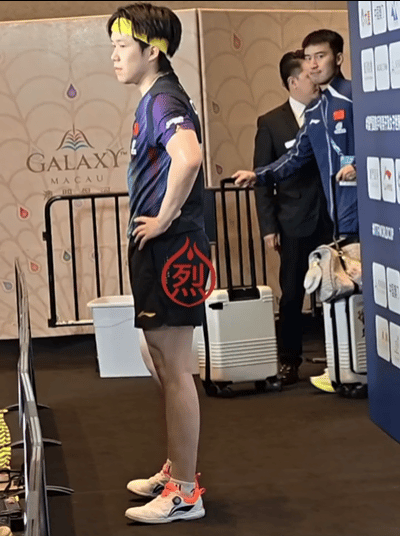 王楚钦终于不是一个人了，采访时看到他们在等，心里暖暖的。

小牛和杨先军体能教练