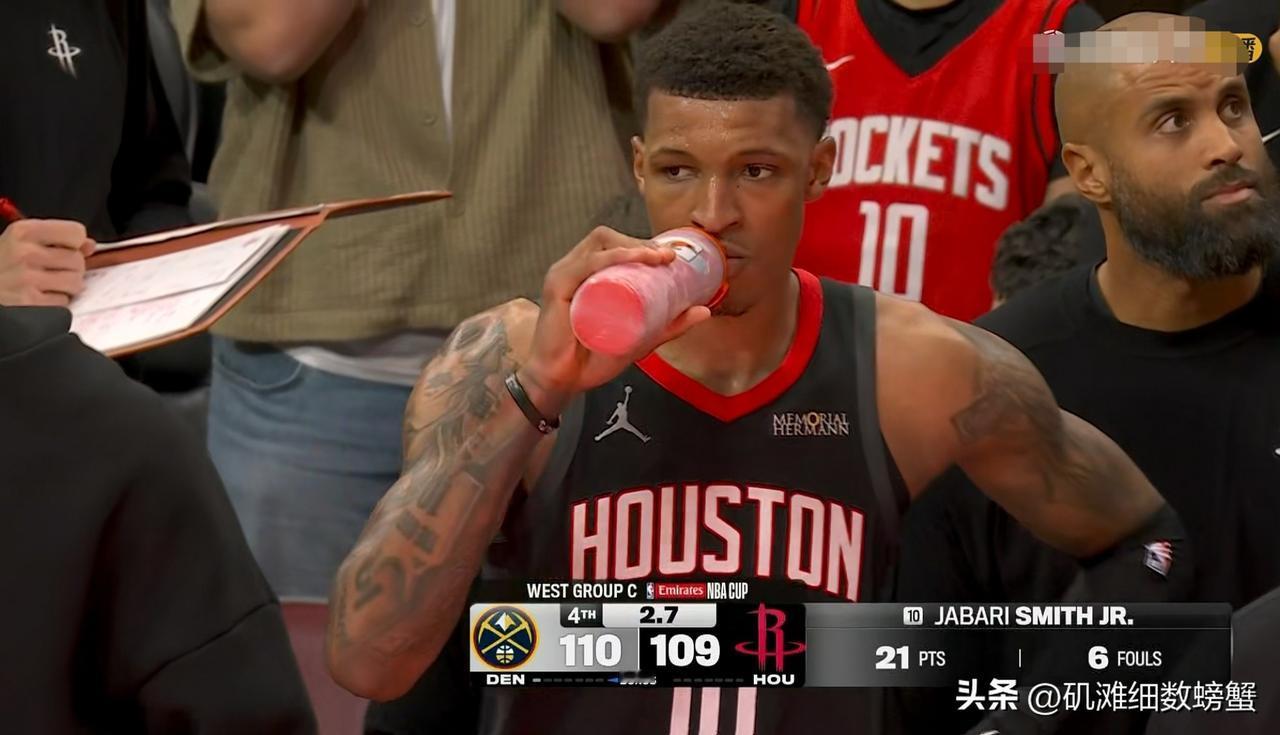 火箭大将小史密斯真是太失落了！在今天火箭主场迎战掘金的焦点战中，当时比赛进行到了