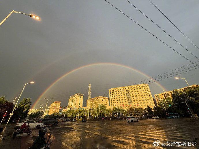 【接好运！北京雨后现双彩虹横跨天空】每日读画6月13日傍晚，北京在一阵暴雨过后天