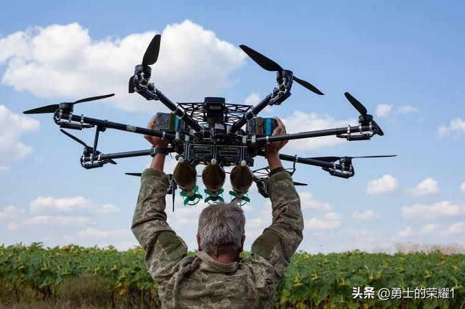 据多西耶·什皮奥纳报道，在库尔斯克州捷特基诺附近，一架乌克兰重型无人机"巴巴雅加