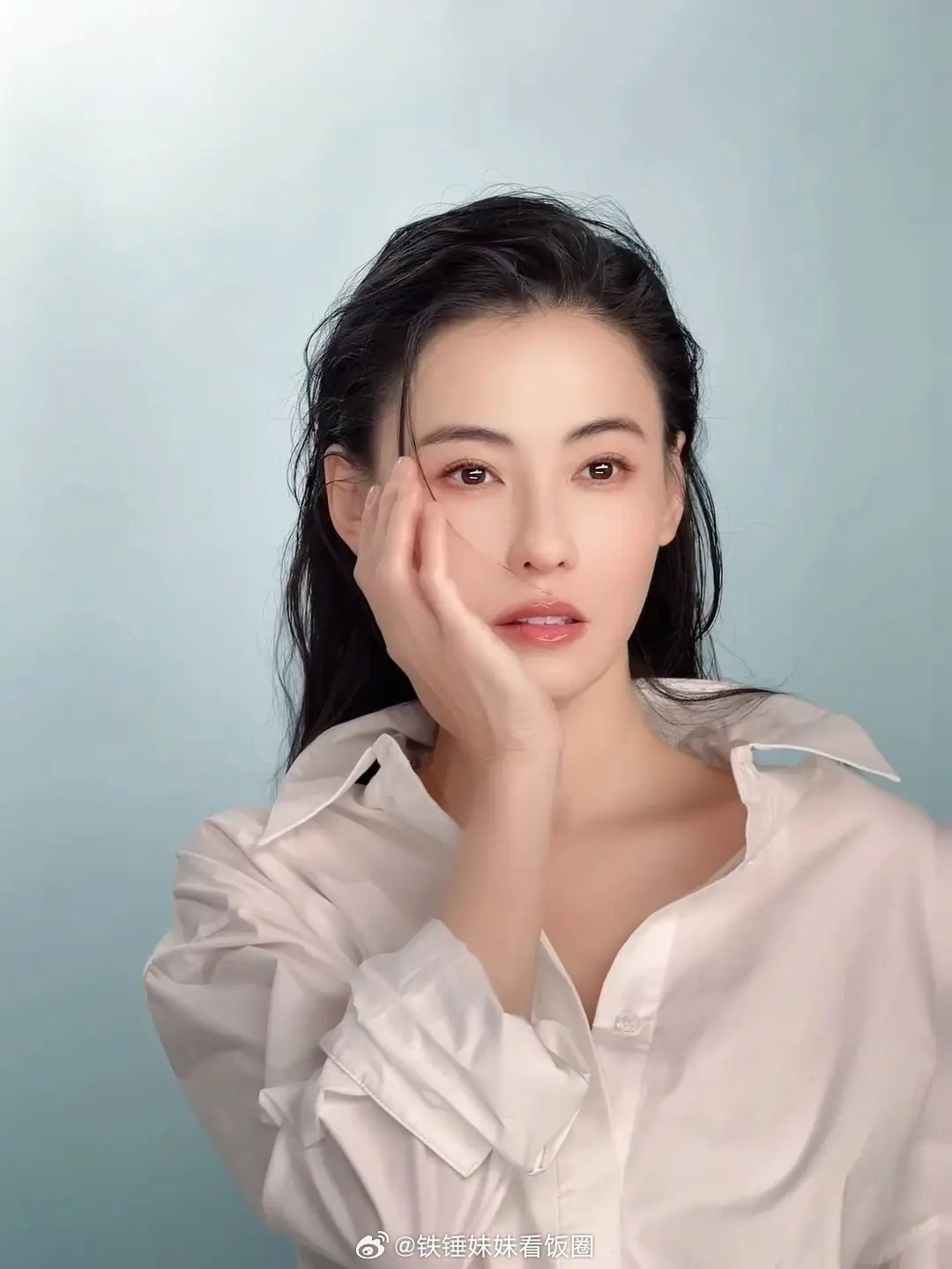 张柏芝状态也太好了，这么多年颜值依旧能打。反观现在的内娱，审美真的断崖式下跌，早