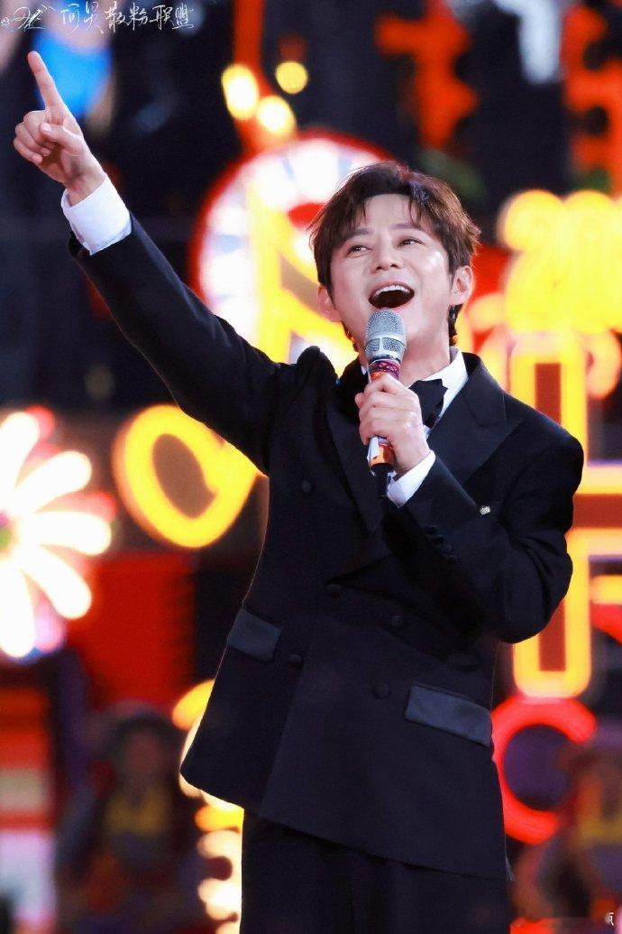 何炅 终于要结束了声鸣远扬总决赛 危晋宇张卓尔的《Last dance》直接唱到