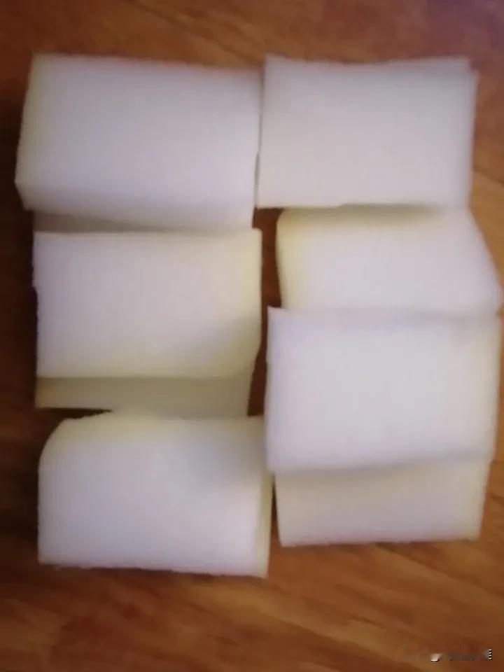 清柜子时，清出一盒保健品，打开来，上面就一层薄薄的摆在上面，其它是几块海绵叠起来