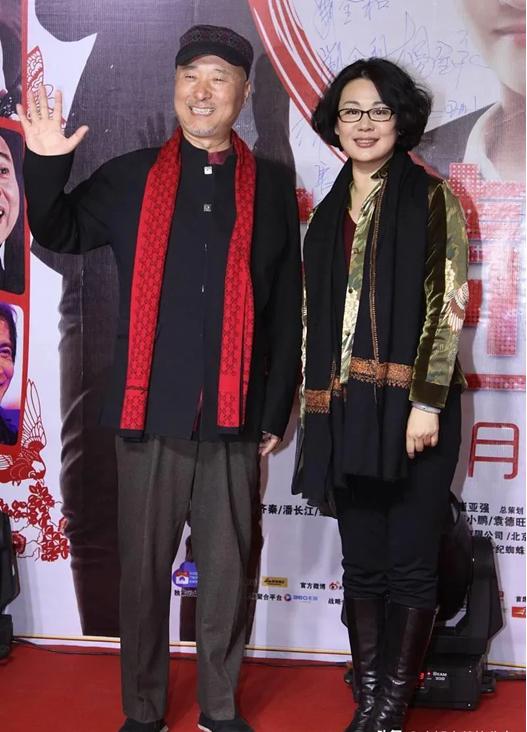 戴着帽子跟观众打招呼的男明星是陈佩斯，他是真正的喜剧演员，演过太多经典的作品了，