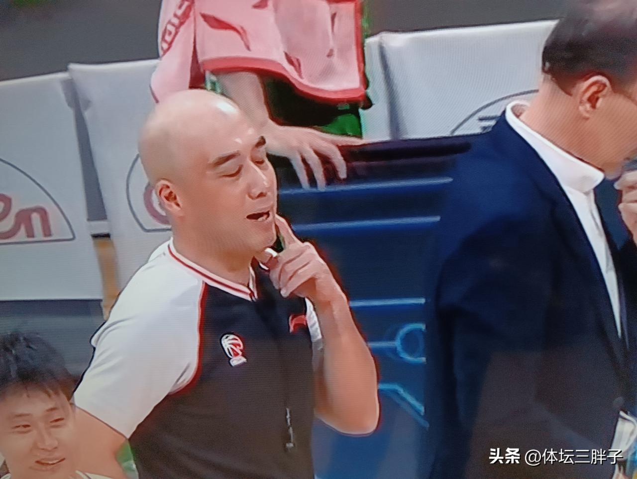 光头还真不行，昨晚，辽宁队年轻中锋张陈治锋，被光头强活活冤枉吹了一个犯规，北汽中