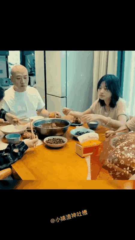 爸爸：女儿，你认识你妈妈那么久，他什么时候对你那么好了？