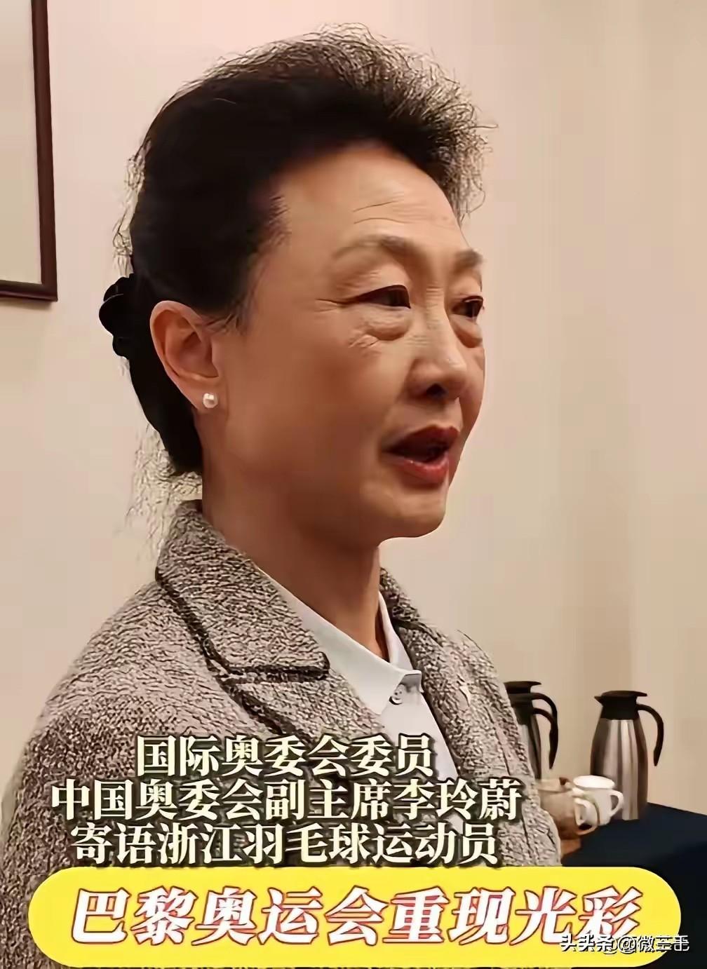 乒羽不分家。名古屋亚运会，前功勋羽毛球运动员李玲蔚为乒乓球女单颁奖。

上了年纪