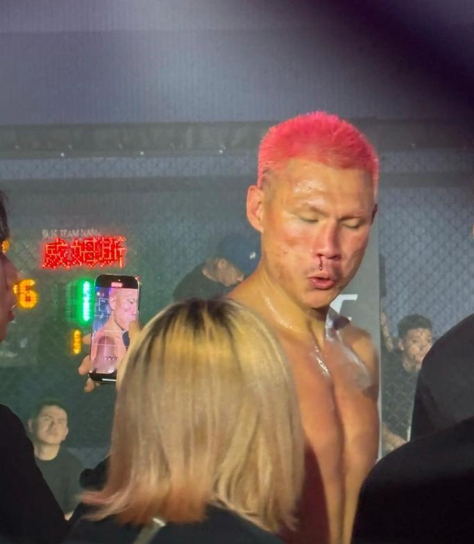 恶鼠把篮球场改成了拳击台，12块钱看人打到头破血流，七万多人掏了钱。
不是地下黑