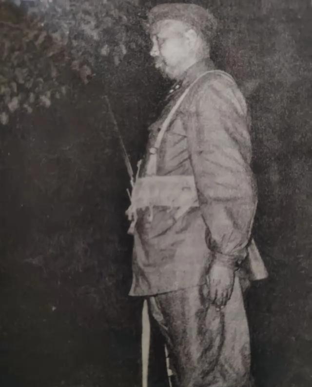 1958年， 宁波 ，许世友上将在站岗，留影，永恒的回忆！
1958年，宁波海边